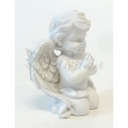 Modlící se andílek s lesklými křídly