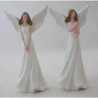 Malý andělíček v bílých šatech s jemně popraskanou glazůrou