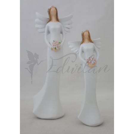 Malý bílý andělíček s květinou  