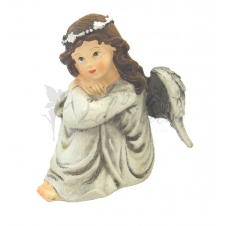 Sedící anděl s čelenkou
