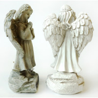 Modlící se andílek s nápisem vzpomínáme